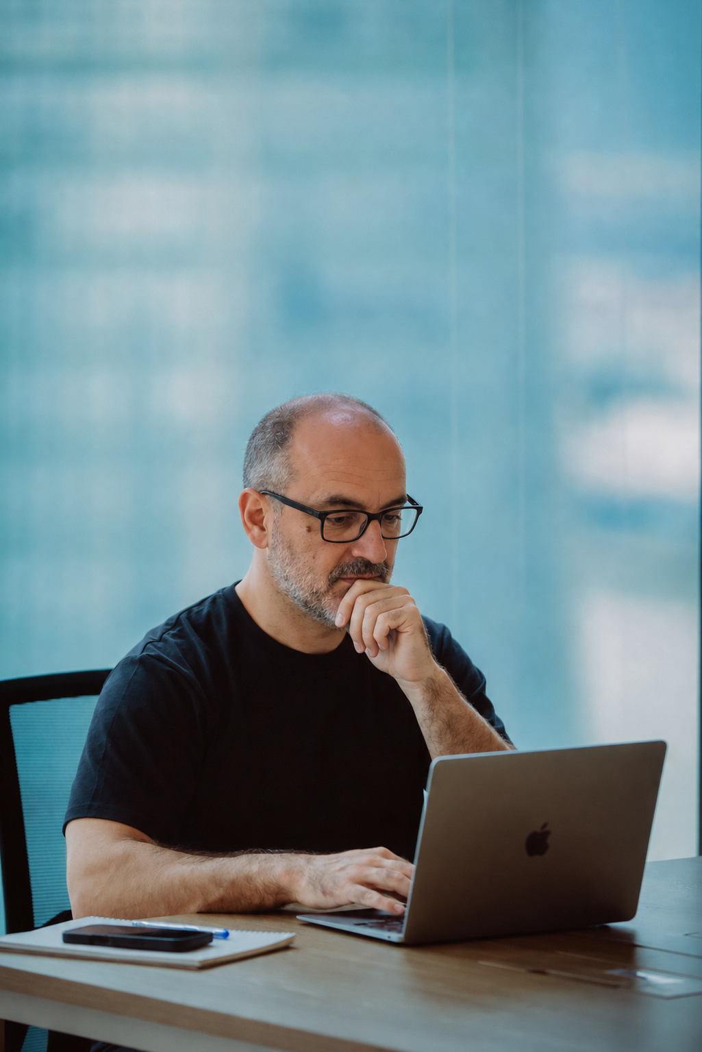 Ritratto ambientato di Luigi Pasi al computer